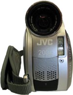 JVC GR-D200: přední detail s bleskem (Klikni pro zvětšení)