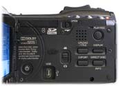 JVC GZ-HM400: prostor pod LCD (Kliknutí zvětší)