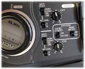 Canon XL H1S: audio-ovládání pod dvířky (Kliknutí zvětší)