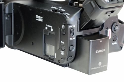 Zadní pohled na videokameru CANON HF G30 s DM-100