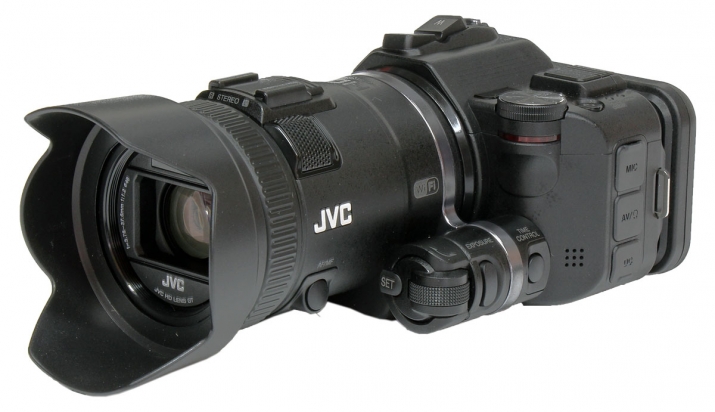 Videokamera JVC GC-PX100 v přední perspektivě