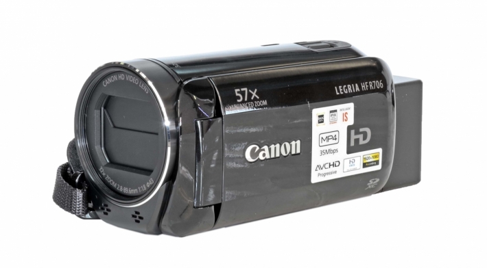 Videokamera Canon HF R706 v přední perspektivě