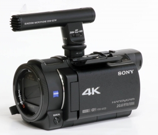Videokamera Sony AX33 s mikrofonem