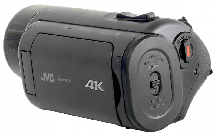 Videokamera JVC GZ-RY980 v zadní perspektivě...