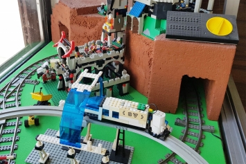 Stavebnice Lego: menší hrad a lunární dráha v popředí