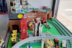 Stavebnice Lego: detail pravoboku z ulice, Raketoplán