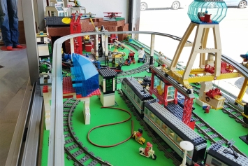 Stavebnice Lego: lunární dráha, vlaky, raketoplán atd.