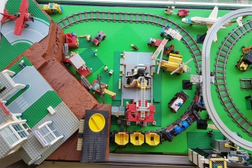 Stavebnice Lego: půdorys pravé strany v pohledu z ulice