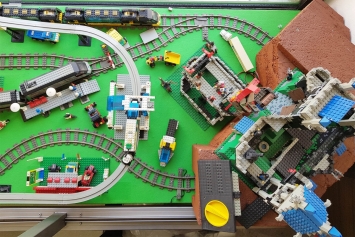 Stavebnice Lego: půdorys levoboku v pohledu z ulice