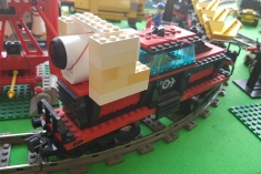 Stavebnice Lego: upevněná kamerka Sony na lokomotivě