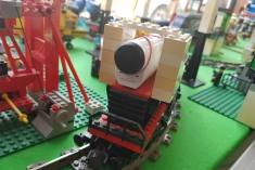 Stavebnice Lego: upevněná kamerka Sony k lokomotivě