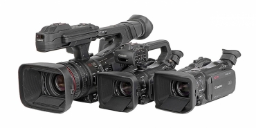 Trojice vyspělých videokamer Canon tří velikostí... 
