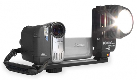 Halogenové světlo na liště s někdejší páskovkou Canon
