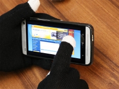 Dotykové rukavičky a mobil HTC ONE 