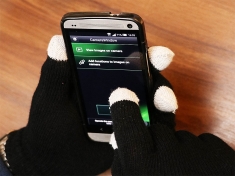 Dotykové rukavičky a mobil HTC ONE 