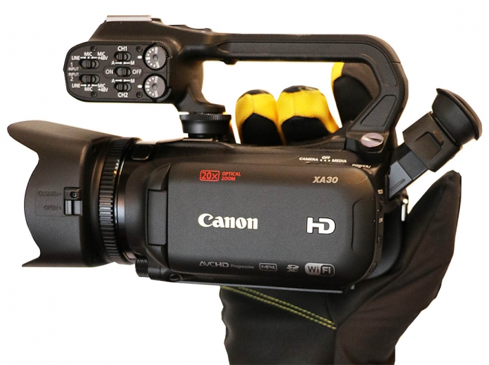 Videokamera Canon XA30 v rukavici