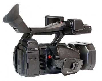 Videokamera Panasonic HC-X1000 v detailu zprava