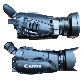 Videokamery Panasonic HC-X2000 a Canon XA40 zboku